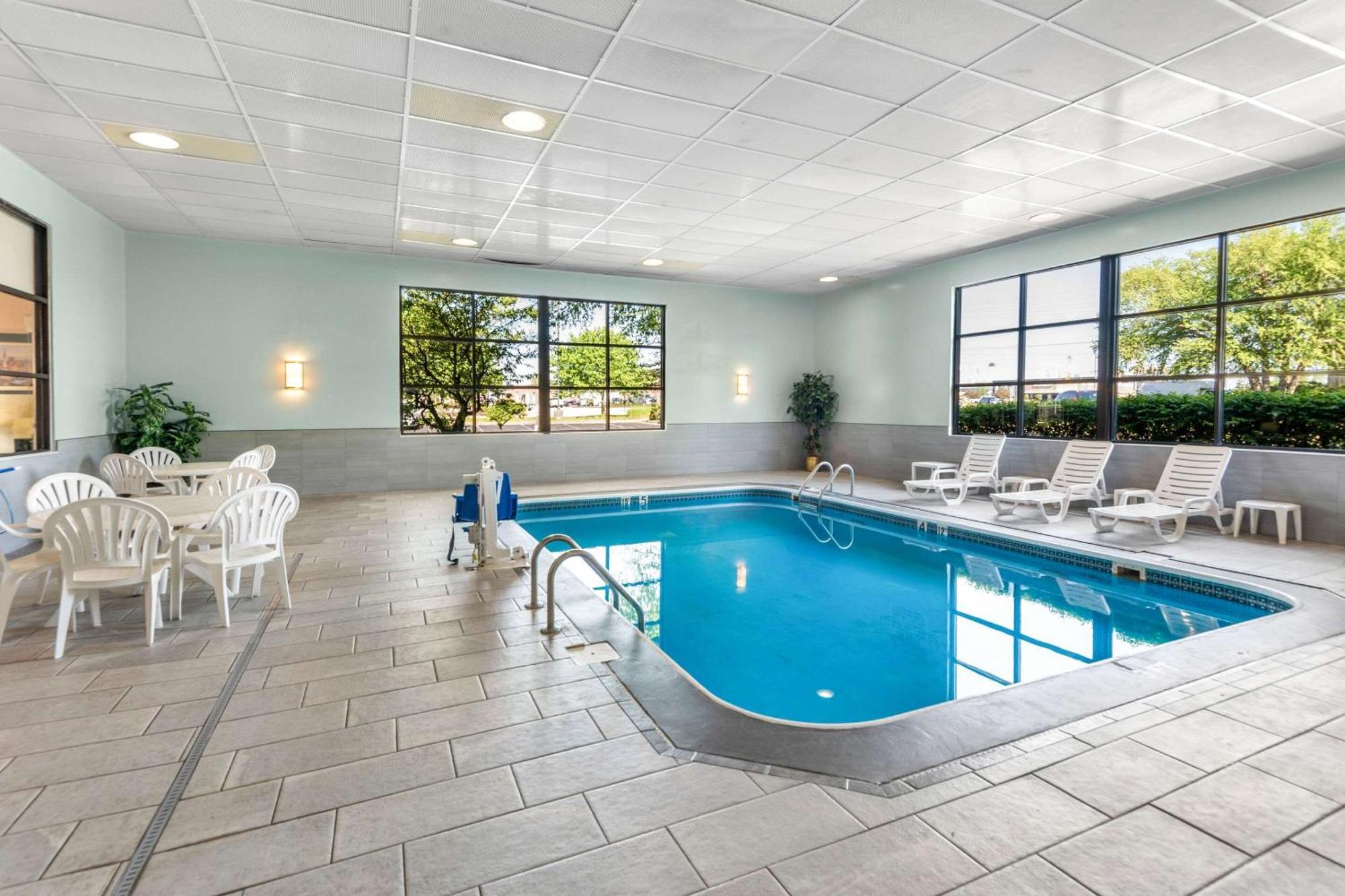 Clarion Inn & Suites Northwest Indianapolis Exteriér fotografie