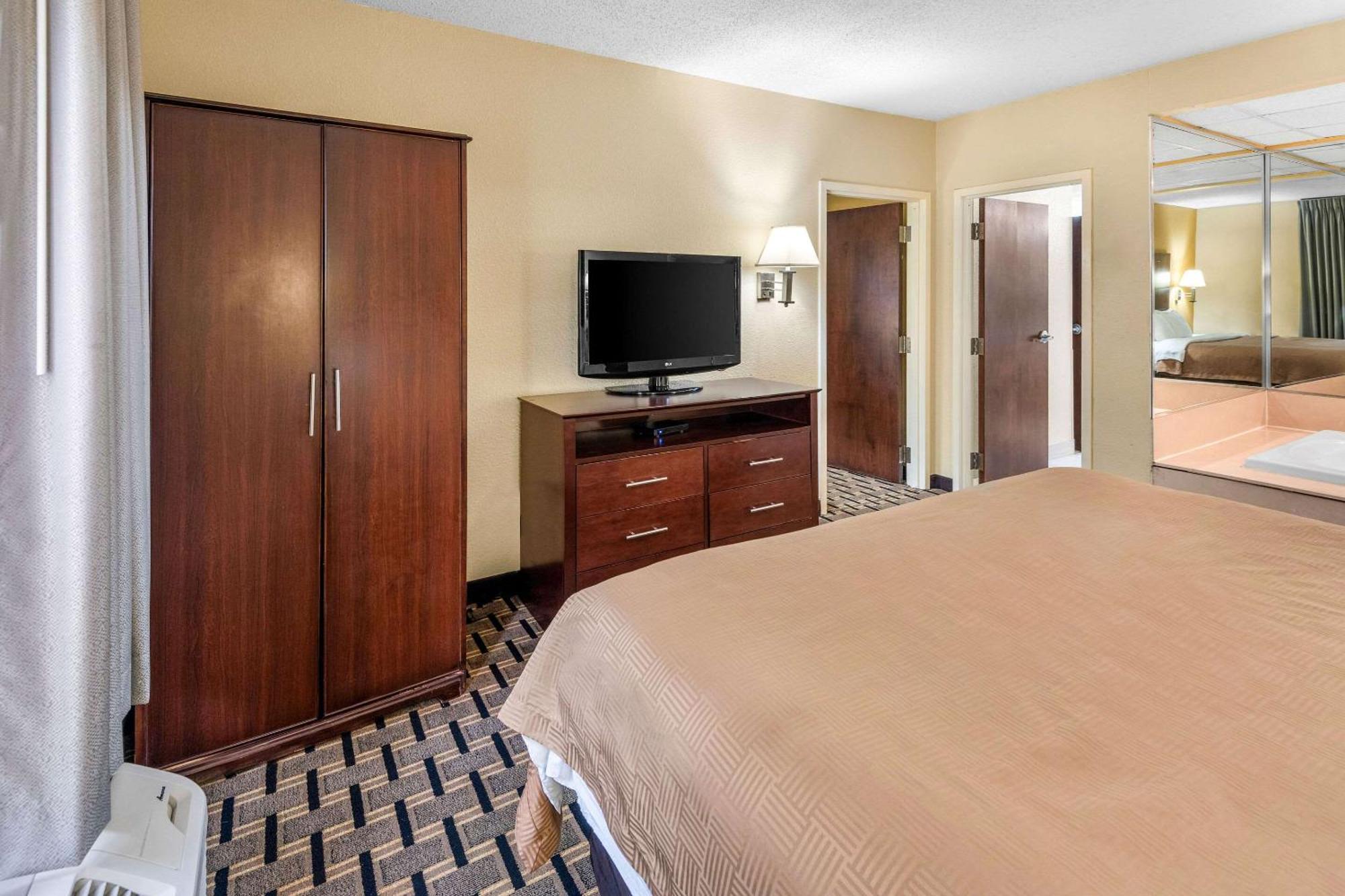 Clarion Inn & Suites Northwest Indianapolis Exteriér fotografie